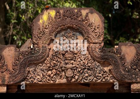 Schnitzereien von Vishnu, die die Brust von König Hiranyakasipu über dem Tempeleingang, Banteay Srei, Angkor Wat, Siem Riep, Kambodscha zerrissen Stockfoto