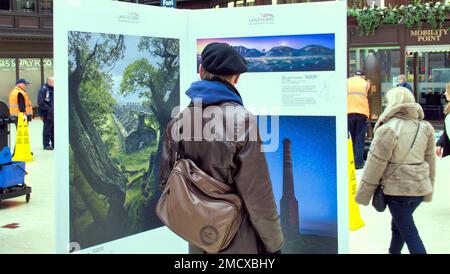 Glasgow, Schottland, Vereinigtes Königreich 22. Januar 2023. Landschaftsfotograf des Jahres besuchte den Hauptbahnhof von Glasgow und erwies sich als beliebt bei wartenden Passagieren, die den Bildern eine menschliche Landschaft gaben. Credit Gerard Ferry/Alamy Live News Stockfoto