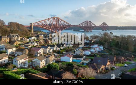 Forth Bridge und North Queensferry, Schottland, Großbritannien Stockfoto