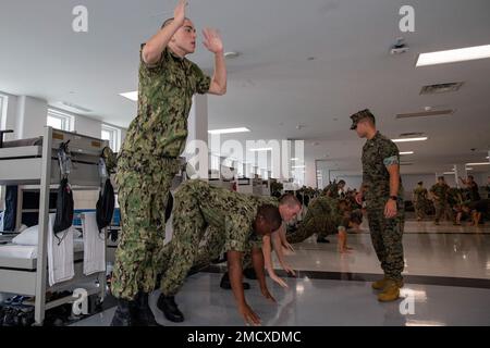 220711-N-ZW825-0518 GREAT LAKES, ILLINOIS (11. Juli 2022) Naval Reserve Officers Training Corps (NROTC) Neue Studenten-Indoktrination (NSI) Flottenkandidaten führen im Anschluss an eine Inspektion der Arbeitskleidung beim Recruit Training Command (RTC), Juli 11, eine intensive körperliche Ausbildung durch. Nach Abschluss des NSI beginnen die Kandidaten in diesem Herbst ihr erstes Jahr des NROTC-Programms an Hochschulen und Universitäten im ganzen Land. NSI ist ein Indoktrinierungsprogramm, das bei RTC ausgerichtet wird und den Fähnrich-Fähnrich eine gemeinsame militärische Ausbildung vermittelt. NSI bietet Grundausbildung in fünf Grundlagen der Kriegsführung – Feuer Stockfoto