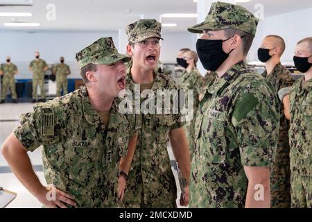 220711-N-ZW825-0382 GREAT LAKES, ILLINOIS (11. Juli 2022) Naval Reserve Officers Training Corps (NROTC) Neue Studenten-Indoktrination (NSI)-Ausbilder motivieren einen Seeschiffskandidaten während einer Inspektion der Arbeitsuniform beim Recruit Training Command (RTC), Juli 11. Nach Abschluss des NSI beginnen die Kandidaten in diesem Herbst ihr erstes Jahr des NROTC-Programms an Hochschulen und Universitäten im ganzen Land. NSI ist ein Indoktrinierungsprogramm, das bei RTC ausgerichtet wird und den Fähnrich-Fähnrich eine gemeinsame militärische Ausbildung vermittelt. NSI bietet Grundausbildung in fünf Grundlagen der Kriegsführung an: Brandbekämpfung, Schäden Stockfoto