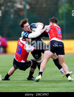 Dragons' Taine Basham wird während des EPCR Challenge Cup-Spiels im CCB Centre for Sporting Excellence, Ystrad Mynach, von Emirates Lions' Henco van Wyk (links) und Quan Horn angegriffen. Foto: Sonntag, 22. Januar 2023. Stockfoto