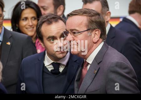 Paris, Frankreich. 22. Januar 2023. Der Verteidigungsminister Boris Pistorius (SPD, r) spricht mit seinem Amtskollegen Sébastien Lecornu nach dem Familienfoto im deutsch-französischen Ministerrat anlässlich des 60. Jahrestages des Elysée-Vertrags. Das wurde am 22. Januar 1963 von Konrad Adenauer und Charles de Gaulle unterzeichnet. Dieses Abkommen besiegelte die deutsch-französische Freundschaft und Zusammenarbeit zwischen den beiden Ländern. Kredit: Michael Kappeler/dpa/Alamy Live News Stockfoto