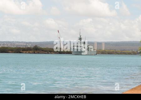 PEARL HARBOR (11. Juli 2022) die Königliche Kanadische Navy Fregatte HMCS Winnipeg (FFH 338) verlässt Pearl Harbor, um am 11. Juli die auf See gelegene Phase des Rim of the Pacific (RIMPAC) 2022 zu beginnen. 26 Nationen, 38 Schiffe, vier U-Boote, mehr als 170 Flugzeuge und 25.000 Mitarbeiter nehmen vom 29. Juni bis zum 4. August an RIMPAC in und um die Hawaii-Inseln und Südkalifornien Teil. RIMPAC ist die weltweit größte internationale maritime Übung und bietet eine einzigartige Ausbildungsmöglichkeit und fördert und pflegt kooperative Beziehungen zwischen den Teilnehmern, die für die Sicherheit von Seewegen und wichtig sind Stockfoto