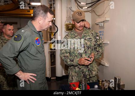 APRA HARBOR, Guam – Machinery Repair Monteur Second Class Rodney Carrillo, Right, zugewiesen an das U-Boot USS Emory S. Land (AS 39), erläutert Rear ADM die Fähigkeiten der Maschinenwerkstatt. Mark Melson, Commander, Logistics Group Western Pacific/Commander, Task Force 73, Left, während eines Besuchs im Juli 11. Land hat die Aufgabe, schnelle Wartungs- und Reparaturarbeiten auf mittlerer Ebene durchzuführen sowie Hotelservice und Logistikunterstützung für bereitgestellte geführte Raketen und Schnellangriff-U-Boote bereitzustellen, die in Zuständigkeitsbereiche der US-5.- und US-7.-Flotte eingesetzt werden. Stockfoto