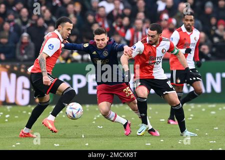 ROTTERDAM - (l-r) Quilindschy Hartman von Feyenoord, Francisco Conceicao von Ajax, Orkun Kokcu von Feyenoord während des niederländischen Premier-League-Spiels zwischen Feyenoord und Ajax im Feyenoord-Stadion de Kuip am 22. Januar 2023 in Rotterdam, Niederlande. ANP OLAF KRAAK Stockfoto