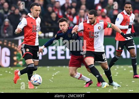 ROTTERDAM - (l-r) Quilindschy Hartman von Feyenoord, Francisco Conceicao von Ajax, Orkun Kokcu von Feyenoord während des niederländischen Premier-League-Spiels zwischen Feyenoord und Ajax im Feyenoord-Stadion de Kuip am 22. Januar 2023 in Rotterdam, Niederlande. ANP OLAF KRAAK Stockfoto