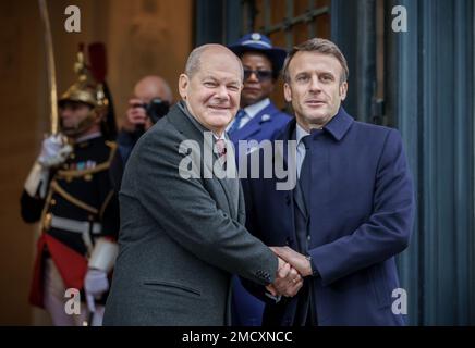 Paris, Frankreich. 22. Januar 2023. Bundeskanzler Olaf Scholz (SPD, l) wird vom französischen Staatspräsidenten Emmanuel Macron zu der Feier anlässlich des 60. Jahrestags des Elysée-Vertrags im deutsch-französischen Ministerrat begrüßt. Das wurde am 22. Januar 1963 von Konrad Adenauer und Charles de Gaulle unterzeichnet. Dieses Abkommen besiegelte die deutsch-französische Freundschaft und Zusammenarbeit zwischen den beiden Ländern. Kredit: Michael Kappeler/dpa/Alamy Live News Stockfoto