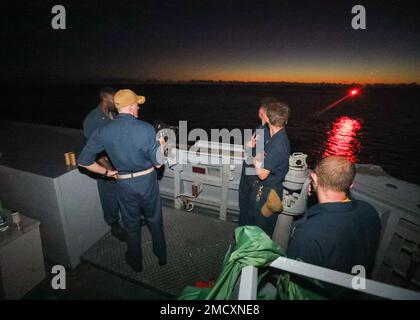 PHILIPPINE SEA (11. Juli 2022) Cmdr. Marcus Seeger, befehlshabender Offizier der Arleigh-Burke-Klasse-Guided-Missile Destroyer USS Benfold (DDG 65), feuert eine Testfackel von der Brücke des Schiffs ab. Benfold ist dem Kommandeur, der Task Force (CTF) 71/Destroyer Squadron (DESRON) 15, der größten nach vorn eingesetzten DESRON der Marine und der Hauptstreitkräfte der US-7.-Flotte zugewiesen. Stockfoto