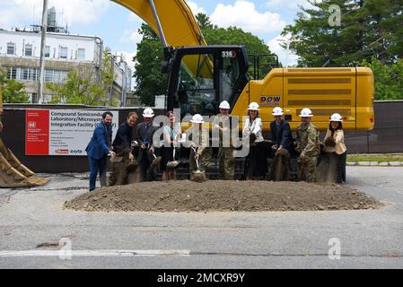 Namhafte Gäste errichten den Auftakt zu einem neuen $277 Millionen Dollar schweren Compound Semiconductor Laboratory - Microsystem Integration Facility am Massachusetts Institute of Technology Lincoln Laboratory am Luftwaffenstützpunkt Hanscom, Massachusetts, Massachusetts, Juli 11. An der Zeremonie nimmt Norman Abbott, Regional Director für die USA, von links Teil Rep. Seth Moulton; Liam Horsman, Regionaldirektor für die USA Ed Markey; Bob Germaine, Jacobs; Mass. Staatsreporterin Michelle Ciccolo; Oberst John Lloyd, USA Befehlshaber der nordatlantischen Division des Armeekorps der Ingenieure; Oberst Julie Curlin, Mobilisierungsoberhaupt der 66. Luftwaffe Stockfoto