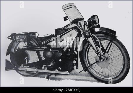 Eine Zeitschrift aus dem Jahr 1930 zeigt ein britisches Motorrad, dessen Motorraum vollständig mit Metallblechen bedeckt ist. Stockfoto