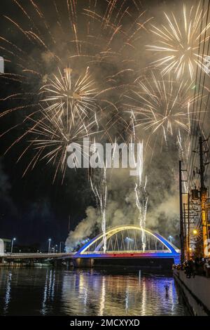 Manila, Philippinen. 22. Januar 2023. Während des Mondneujahrs des Kaninchens explodieren Feuerwerke über der Binondo-Intramuros-Brücke in Manila. Nach einer zweijährigen Pause aufgrund der Covid-19-Pandemie feiern die Menschen erneut das traditionelle MondNeujahr in Chinatown in Manila. Kredit: SOPA Images Limited/Alamy Live News Stockfoto