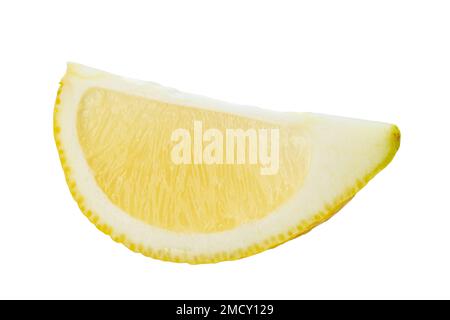 Ein Stück Zitronenfrucht, isoliert auf weißem Hintergrund. Datei enthält Beschneidungspfad. Stockfoto