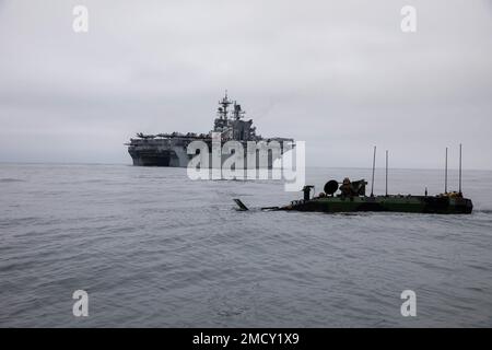 220711-N-IV962-1128 PAZIFIK (11. Juli 2022) – ein Amphibienfahrzeug (ACV) mit dem 3D. Assault Amphibian Battalion, 1. Marine Division, nähert sich dem Bohrdeck des Amphibienschiffs USS Makin Island (LHD 8), Juli 11. ACVs, die bei amphibischen Operationen eingesetzt werden, verstärken das Marine-Marine-Corps-Team, um in einer realistischen Umgebung mit kombinierten Waffen zu arbeiten und die Kampftaktiken, -Techniken und -Verfahren der Marine zu verbessern. Makin Island führt derzeit Routineeinsätze in der US-3.-Flotte durch. Stockfoto