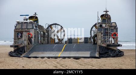 220711-N-NY430-1022 CAMP PENDLETON, KALIFORNIEN (11. Juli 2022) – Am Strand von Camp Pendelton, 11. Juli, befindet Sich Ein Landungsfahrzeug, Luftkissen (LCAC), das der Assault Craft Unit (ACU) 5 zugewiesen ist. LCACs stärken die Interoperabilität der USA Navy und Marines nutzen Navy-Schiffe, um Landfahrzeuge und Truppen der Marine vom Schiff an Land zu transportieren, wodurch eine tödlichere Kraft zur Unterstützung von Expeditionskriegen der Marine entsteht. Makin Island führt derzeit Routineeinsätze in der US-3.-Flotte durch. Stockfoto
