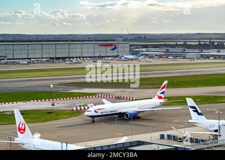 London, England – April 2022: Boeing 777, die von British Airways zum Start in Rollbahnen betrieben wird Stockfoto