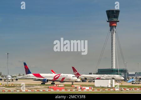 London, England - April 2022: Boeing 777 von Delta Air Lines und eine Boeing 787 von Virgin Atlantic Airways, die am Flughafen Heathrow abhebt. Stockfoto