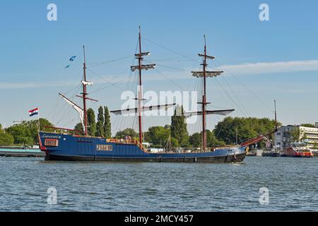 Amsterdam, Niederlande - August 2022: Altes Segelschiff auf der Amstel, das in der Nähe des Stadtzentrums verläuft Stockfoto