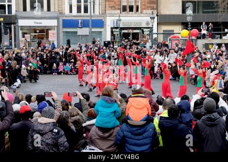 Edinburgh, Schottland, Großbritannien. 22. Januar 2023 Das chinesische Neujahr, das Jahr des Hasen im Mound im Stadtzentrum, mit Tanz, Kostümen und kulturellen und künstlerischen Ausstellungen. Kredit: Craig Brown/Alamy Live News Stockfoto