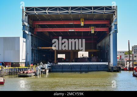 Rotterdam, Nertherlands - August 2022: Vorderansicht des Gebäudes an der IHC-Werft am Nieuwe Maas. Stockfoto