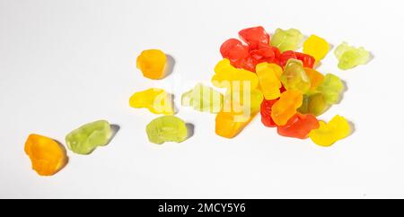 Bunte Süßigkeiten, Gummibärchen. Verstreute kindliche Süßigkeiten. Hochwertiges Foto Stockfoto