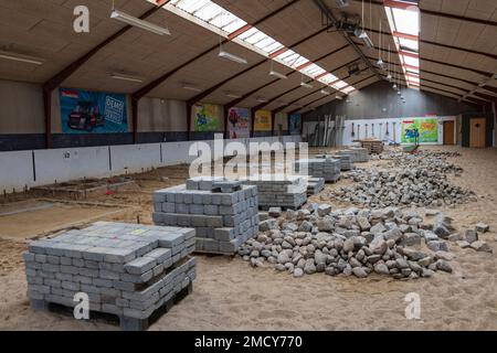 Aarhus, Dänemark - 16. November 2022: Lehrhalle einer Berufsschule mit vielen Ziegelsteinen für alle Arten praktischer Pflasterunterricht und -Ausbildung Stockfoto