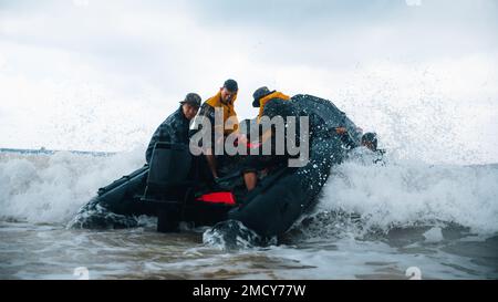 BELLOWS AIR FORCE STATION, Hawaii (11. Juli 2022) Republik Korea Marines mit 2. Bataillon, 2. Marineregiment, 1. Marine Division, betreiben während Rim of the Pacific (RIMPAC) 2022 ein Kampfgummiraketenfahrzeug. Das Bataillon-Landeteam mit den USA Marinekorps 3D. Bataillon, 4. Marines, verbunden mit 7. Marines, veranstaltete eine grundlegende Schwimmstrecke und ein Amphibientraining mit Verbündeten aus Australien, Korea und Mexiko. 26 Nationen, 38 Schiffe, vier U-Boote, mehr als 170 Flugzeuge und 25.000 Mitarbeiter nehmen von Juni 29 bis August 4 in und um t an RIMPAC Teil Stockfoto