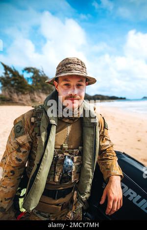 BELLOWS AIR FORCE STATION, Hawaii (11. Juli 2022) Royal Australian Army Soldier Sgt. Nick Trebeck, ein Einheimischer und Infanterist aus Sydney mit 2. Bataillon, Amphibienregiment, posiert während Rim of the Pacific (RIMPAC) 2022 für ein Porträt. Das Bataillon-Landeteam mit den USA Marinekorps 3D. Bataillon, 4. Marines, verbunden mit 7. Marines, veranstaltete eine grundlegende Schwimmstrecke und ein Amphibientraining mit Verbündeten aus Australien, Korea und Mexiko. Von Juni 29 bis August sind 26 Nationen, 38 Schiffe, vier U-Boote, mehr als 170 Flugzeuge und 25.000 Mitarbeiter an RIMPAC beteiligt Stockfoto