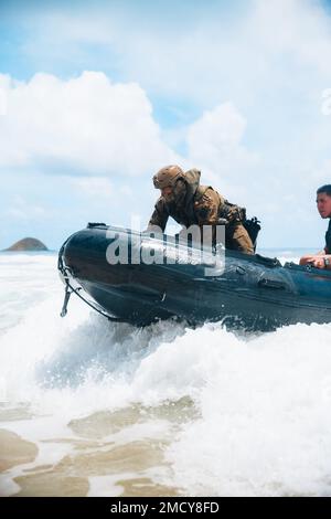 BÄLGES AIR FORCE STATION, Hawaii (11. Juli 2022) Ein Soldat der Royal Australian Army mit 2. Bataillon, Amphibious Regiment, betreibt während der Rim of the Pacific (RIMPAC) 2022 ein Kampfgummifahrzeug. Das Bataillon-Landeteam mit den USA Marinekorps 3D. Bataillon, 4. Marines, verbunden mit 7. Marines, veranstaltete eine grundlegende Schwimmstrecke und ein Amphibientraining mit Verbündeten aus Australien, Korea und Mexiko. Vom 29. Juni bis 4. August 25.000 nehmen 26 Nationen, 38 Schiffe, vier U-Boote, mehr als 170 Flugzeuge und Mitarbeiter an der RIMPAC in und um die hawaiianischen Inseln Teil Stockfoto
