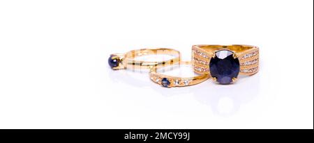 Blauer Saphir mit Diamanten Schmuck oder Edelsteinen Ring auf weißem Hintergrund mit Reflexion. Kollektion von natürlichen Edelsteinen Accessoires. Studioaufnahme Stockfoto