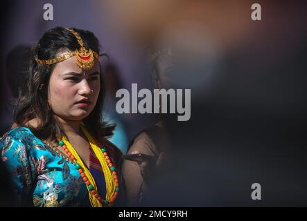 Kathmandu, Bagmati, Nepal. 22. Januar 2023. Eine Frau aus der Tamang-Gemeinde in traditioneller Kleidung nimmt an der Feier des Sonam Lhosar Festivals Teil, um das neue Jahr der Katze am 22. Januar 2023 in Kathmandu, Nepal, zu begrüßen. (Kreditbild: © Sunil Sharma/ZUMA Press Wire) NUR REDAKTIONELLE VERWENDUNG! Nicht für den kommerziellen GEBRAUCH! Kredit: ZUMA Press, Inc./Alamy Live News Stockfoto