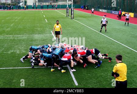 Ein allgemeiner Überblick über einen Scrum während des EPCR Challenge Cup-Spiels im CCB Centre for Sporting Excellence, Ystrad Mynach. Foto: Sonntag, 22. Januar 2023. Stockfoto