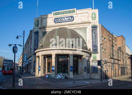 O2 Brixton Academy Blume Tribute nach Schließung wegen Todesfällen Stockfoto