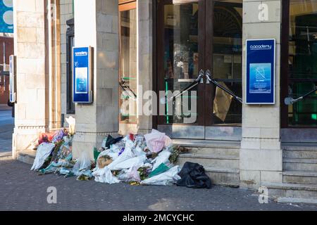 O2 Brixton Academy Blume Tribute nach Schließung wegen Todesfällen Stockfoto