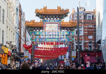 Chinesische Laternen und Menschen, die das chinesische Neujahr in Soho London feiern Stockfoto