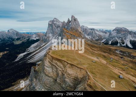 Dolomitgebirge, Luftaufnahme von Seceda mit Wolken im Herbst in den Dolomitalpen, Südtirol, Italien Stockfoto