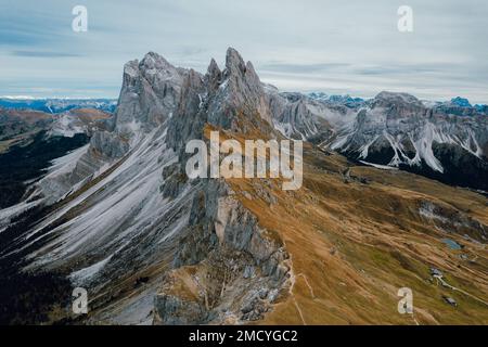 Dolomitgebirge, Luftaufnahme von Seceda mit Wolken im Herbst in den Dolomitalpen, Südtirol, Italien Stockfoto