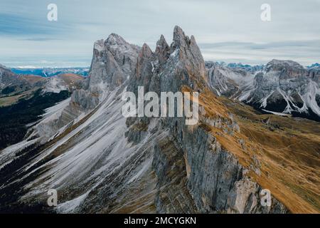 Dolomitgebirge, Luftaufnahme von Seceda mit Wolken im Herbst in den Dolomitalpen, Südtirol, Italien Stockfoto