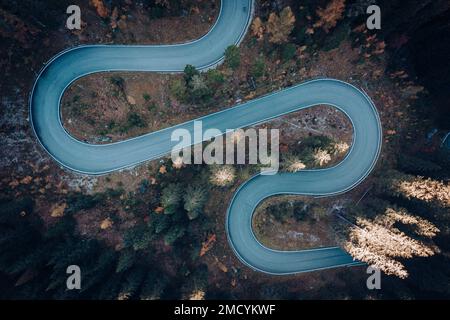 Luftaufnahme der gekrümmten Asphaltstraße auf dem Berg Stockfoto