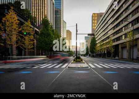 Der Verkehr verschwimmt durch die Kreuzung der Innenstadt mit frühmorgendlichem Licht Stockfoto