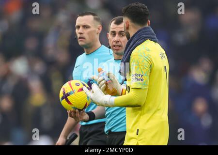 David Raya #1 aus Brentford spricht mit Schiedsrichter Peter Banks, während sie das Feld während des Premier League-Spiels Leeds United gegen Brentford in Elland Road, Leeds, Großbritannien, 22. Januar 2023 verlassen (Foto von Mark Cosgrove/News Images) Stockfoto