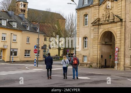 Echternach, Luxemburg - 1. Januar 2023: Stadtbild Echternach Eingang zum Kloster Willibrordus direkt vom Parkplatz in der ältesten Stadt Luxemburgs. In Der Nähe Von Müllerthal. Stockfoto