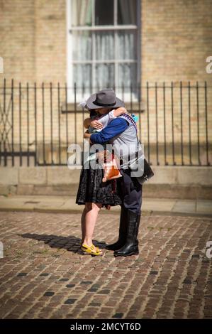Ein Mann und eine Frau umarmen sich auf der Straße. Liebe, Freundschaft, Beziehung, Unterstützungskonzept. Stockfoto