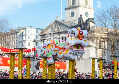 London, Großbritannien. 22. Januar 2023 Die Chen-Brüder führen einen fliegenden Löwen-Tanz am Trafalgar Square auf, der Teil der größten Feier außerhalb Asiens zum Festival des Frühlings, des Chinesischen und des Mondneujahrs des Hasen ist. Zehntausende von Menschen nehmen an den Feierlichkeiten Teil, die nach der Pandemie zurückkehren, mit der Volksparade, Löwen- und Drachentänzen rund um Chinatown und Bühnenshows am Trafalgar Square. Kredit: Stephen Chung / Alamy Live News Stockfoto