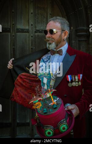 Ein sehr elegant gekleideter Steampunk zeigt die Details in seiner Kleidung. Stockfoto
