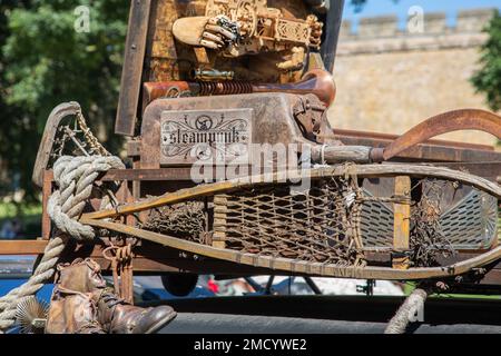 Details zu einigen Steampunk-Gadgets und Reisezubehör, die auf einem Dachgepäckträger des Fahrzeugs verpackt sind. Reise-, Abenteuer- oder Erkundungskonzept. Stockfoto