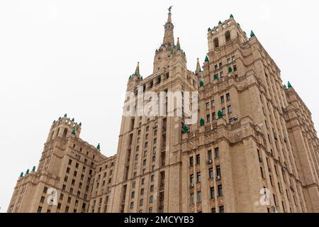 29.11.2022. Moskau Russland. Wohngebäude auf dem Kudrinskaya-Platz in Moskau. Stalins Wolkenkratzer. Stadtgebäude, Wohngebäude und Wohngebäude Stockfoto