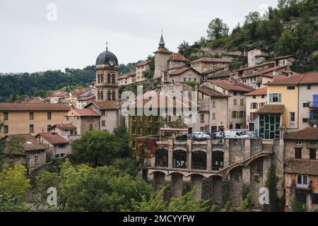 Blick aus nächster Nähe auf historische farbenfrohe Gebäude entlang der Klippe in Pont-en-Royans, Frankreich Stockfoto