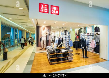 Tokio. Haneda International Airport, Terminal 1. Innenraum der Shop für Geschenke und Souvenirs. Ginza Sembikiya Obst Süßigkeiten Anzeige im Vordergrund. Stockfoto