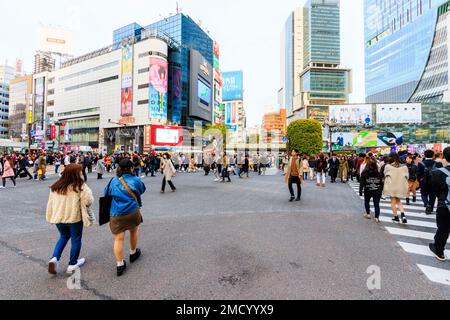 Tokio, Shibuya Wahrzeichen scramble Crossing. Massen von Menschen kreuzen sich vor dem Magneten sowie Shibuya Station. Straße. Stockfoto